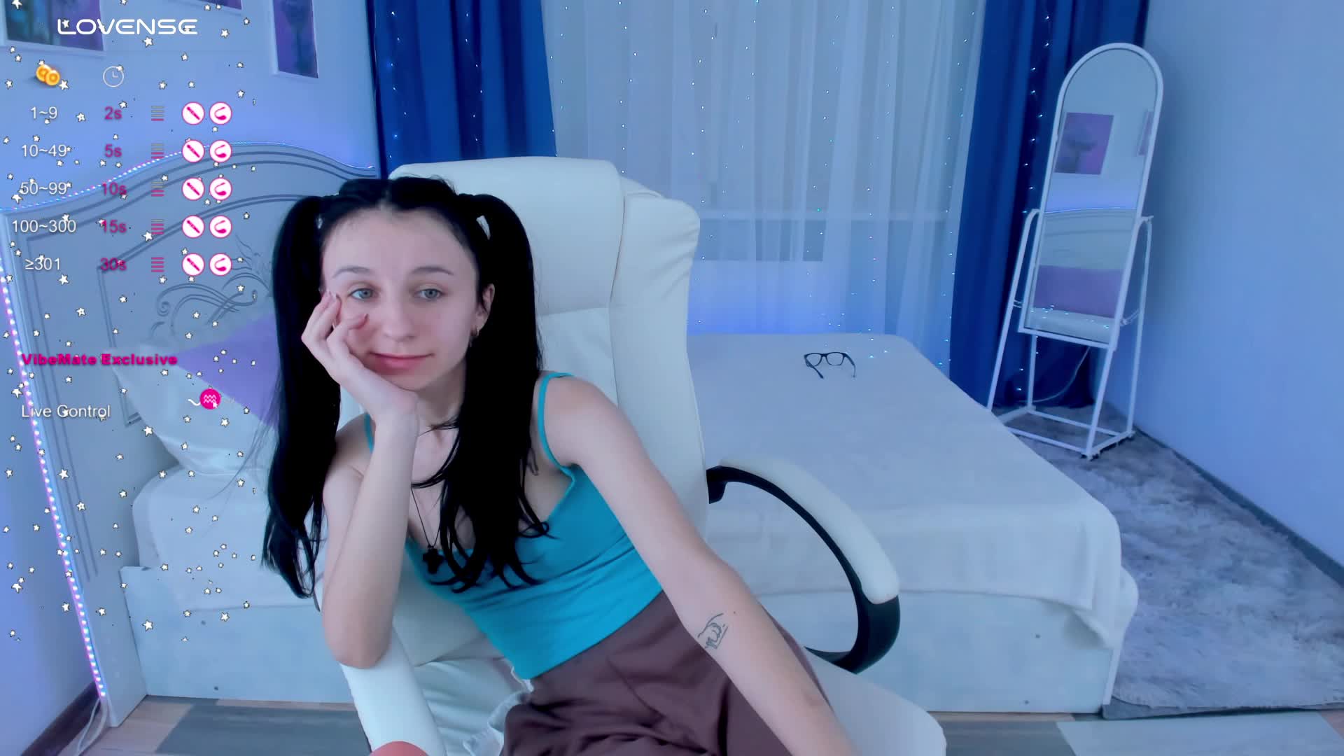 Nika has a creamy orgasm on a large scale, masturbates, fucks pussy with a dildo, in heels, pink vib – video od webkamerové modelky _Nika_Kik