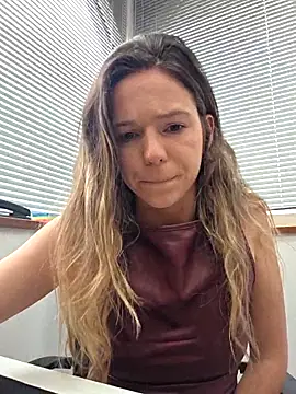 DOIGTS CHATTE + ANAL SQUIRT AU BUREAU - vidéo du modèle de showcams lucie_mehott