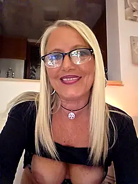 [28 Apr 22:10] Spy Show - vídeo de la modelo de cam DIAMANTE64