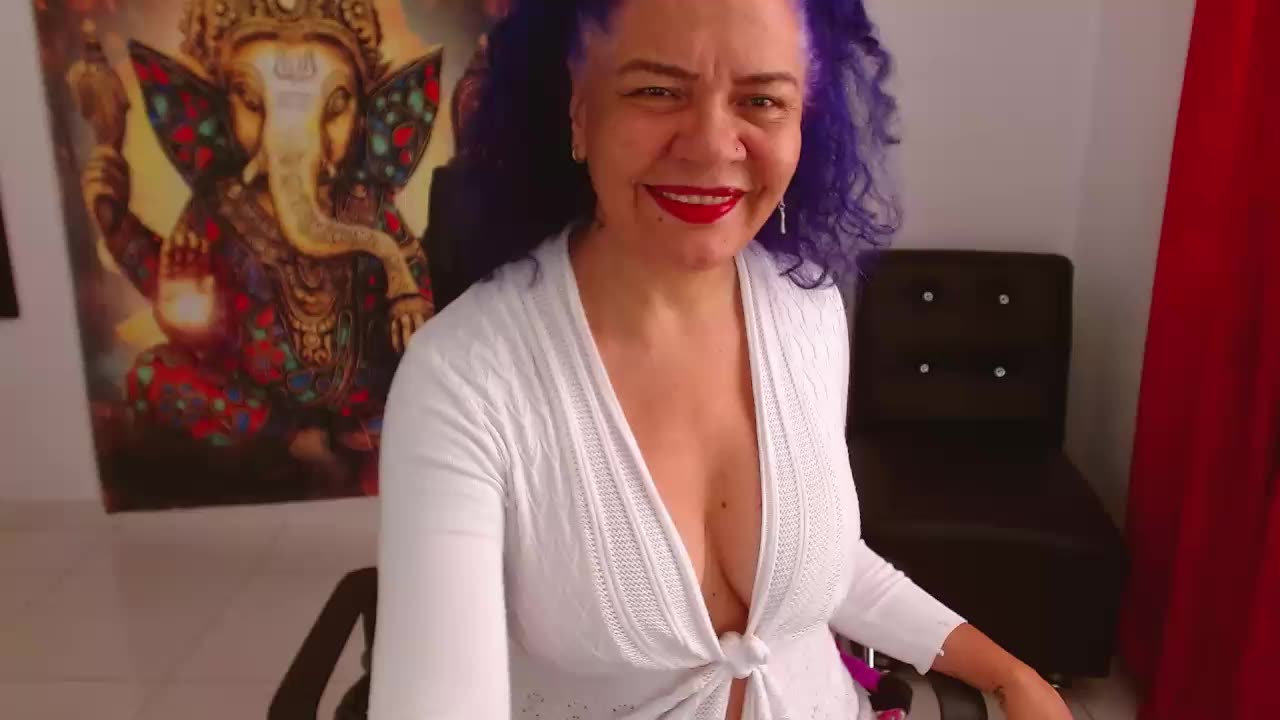 Sensual Poses & Intense Teasing – Can You Handle My Oiled Body? 👀🔥 - video của người mẫu cam freyadevil333