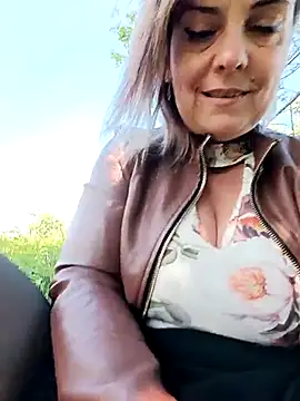 Show privato in esterna - video di Sunbelxx modella di cam