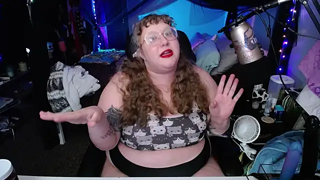 SHAKING AND SHOWING OFF MY FATT ASS AND PUSSY - video by FatVeronica cam model