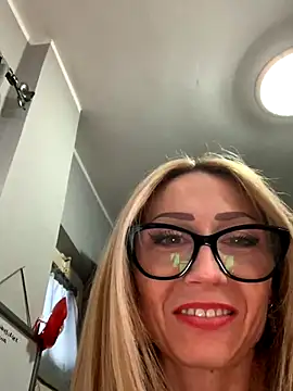 HARLEY SI SCOPA UN DILDO E POI GIOCA CON LA FICA