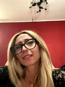 HARLEY SI SCOPA UN DILDO E POI LO SPOMPINA IN VESTRAGLIA SEXY