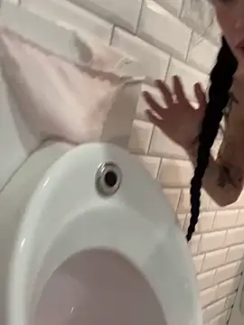 Old cleaner was shocked by Melissa's games－カメラキャストのMelissa_crazyの動画