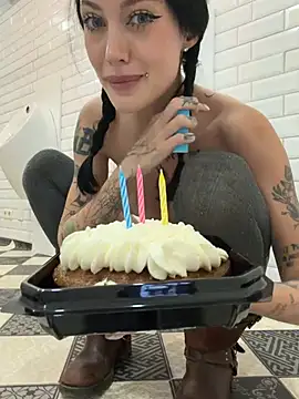 I squirt to blow out the candles on my B-DAY cake and the vendor kicks me out. - Vídeo de Melissa_crazy, modelo de vídeos