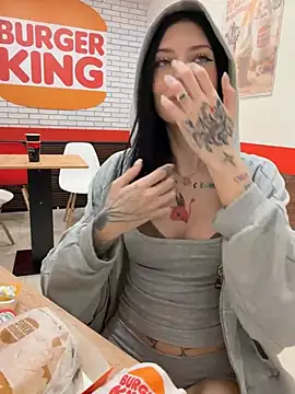Slap naked pussy&tits in Burger King 🍟 – video od webkamerové modelky Melissa_crazy