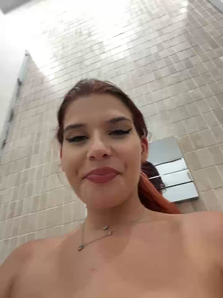 I like to tease my kitty in public places - Vídeo de RiriRoseey, modelo de vídeos