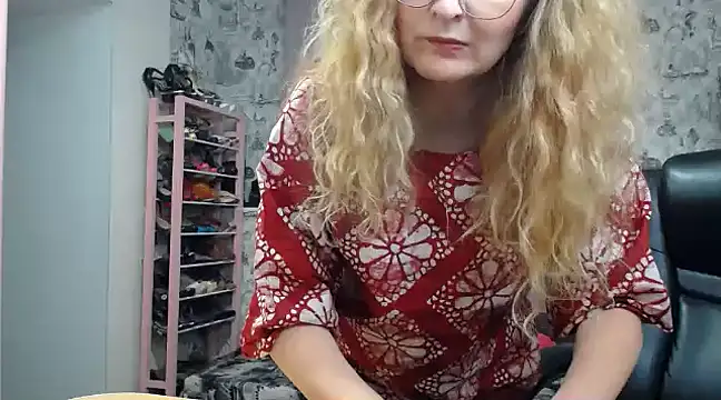 red ethnic camshow - video by Helen1974 cam model