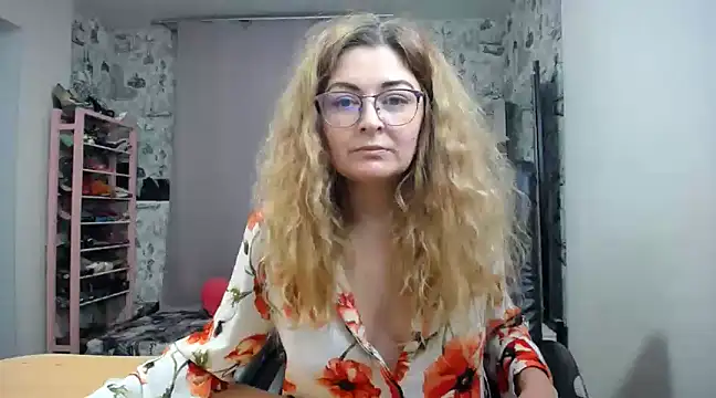 helen.on webcam. at home. on her own. - video by Helen1974 cam model