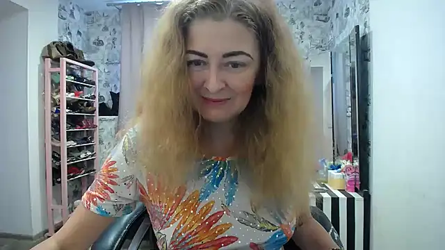 hairbrush as sex toy on webcam