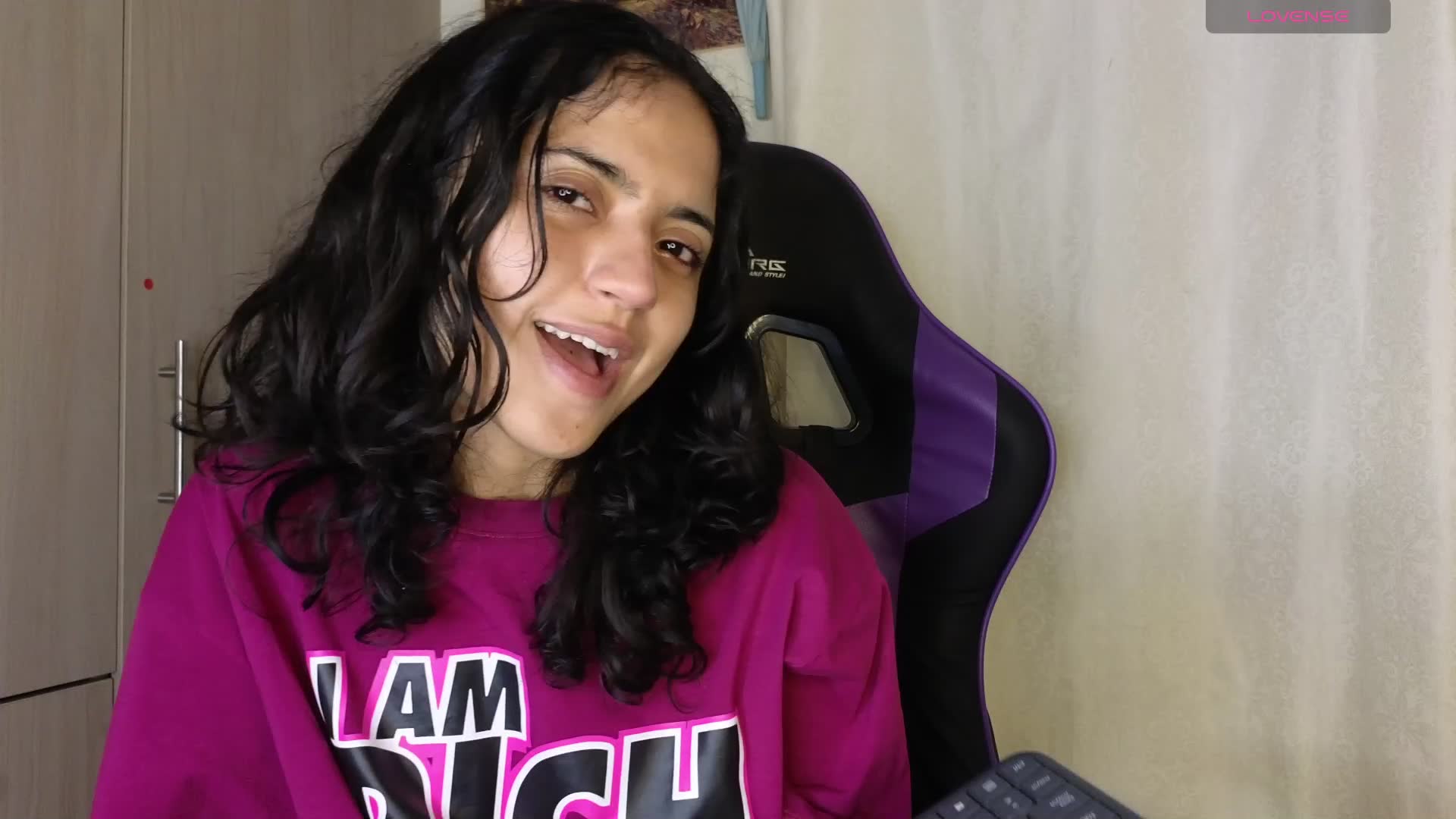 [26 Jan 18:55]Playing with my hairy armpits, legs and bush in a Private Show - vídeo de la modelo de cam ViolettaSummer