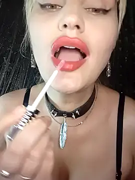 tongue lips suck - video by Freya_Milf cam model