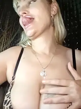 droppp - video di Freya_Milf modella di cam