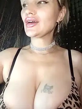 strip Show - video di Freya_Milf modella di cam