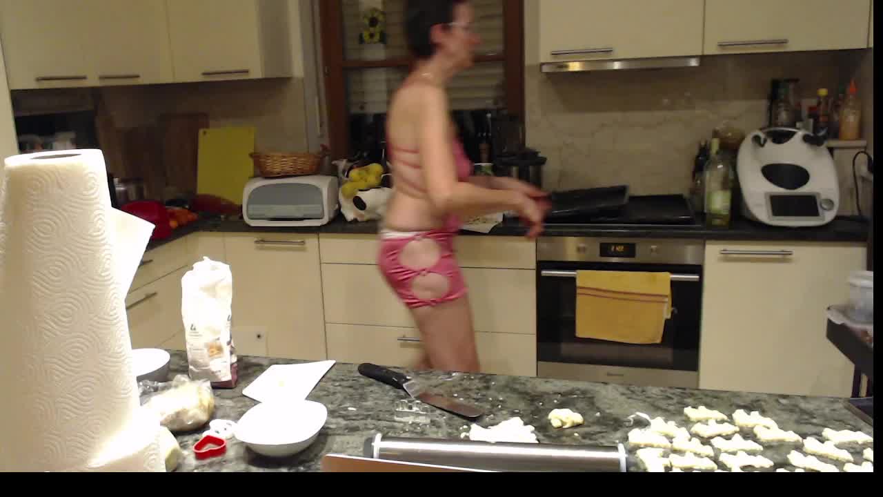 Dildoshow beim Kekse backen - video by BineSommer cam model