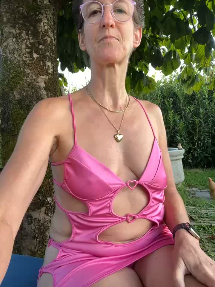 Private Show Dildo gefickt im Garten - video by BineSommer cam model