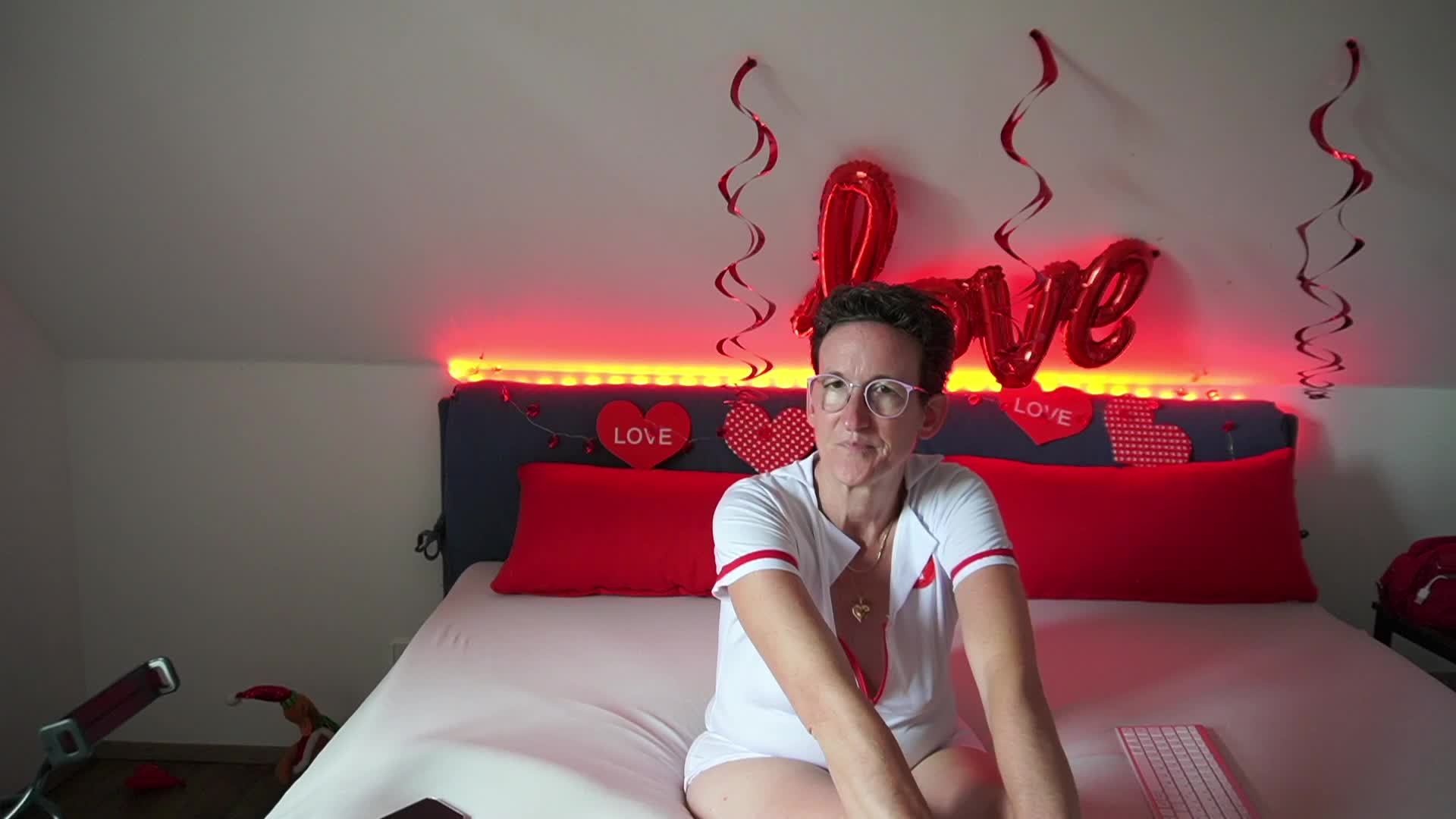 Medizinisches Hilfspersonal - video by BineSommer cam model