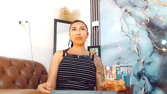 [25 Aug 15:16] Private Show - Vídeo de khiara_moretti, modelo de vídeos