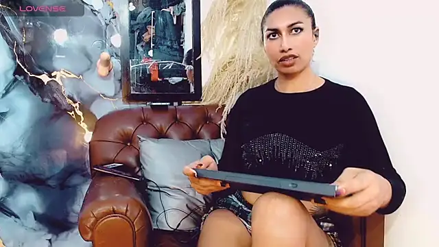 [14 Oct 18:00] Private Show - Vídeo de khiara_moretti, modelo de vídeos