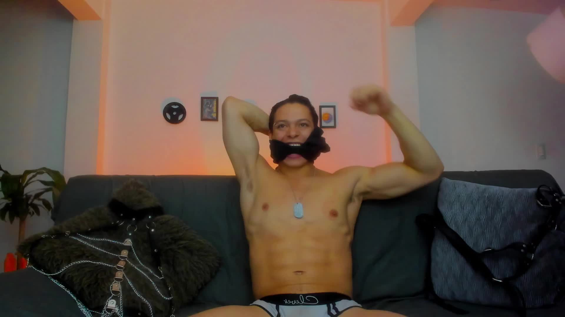 gag in the mouth. monster cock - vidéo du modèle de showcams Baxter_Dex