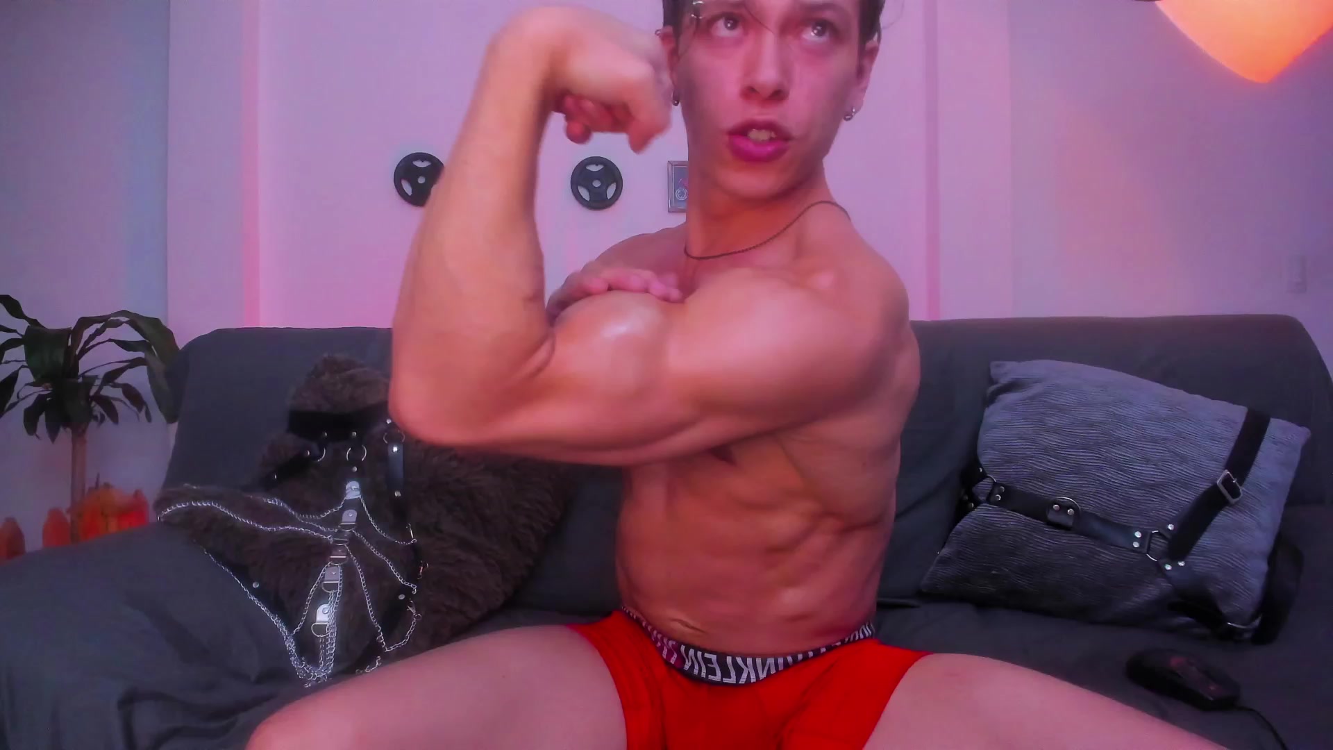 MASTER WORSHIPING BICEPS IN OIL - vidéo du modèle de showcams Baxter_Dex
