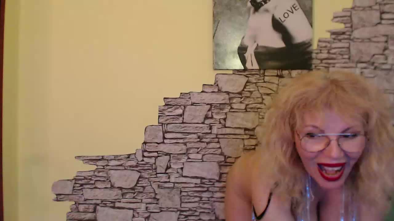 Squirt, Oil, anal, masturbating - video MagdalenaMercedes kameramallilta