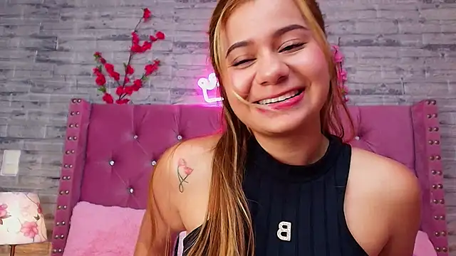 suck me sexy feet and play with my pussy
