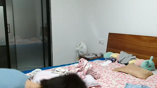 legs open widely - video by sonyx cam model