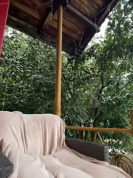 rain as a background:an esplosion of sensations - video van NadiraNoor cam-model