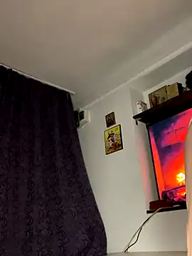 Fingering My Wet Pussy Right by the Fire - video van NadiraNoor cam-model