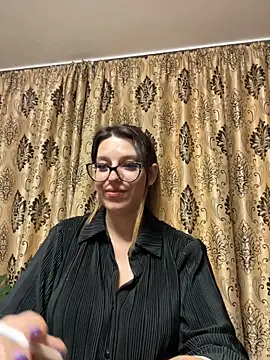 Play hairy pussy - video van NadiraNoor cam-model