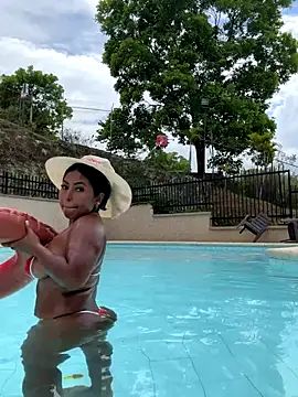 Show en la piscina - video by emmyjhonson07 cam model