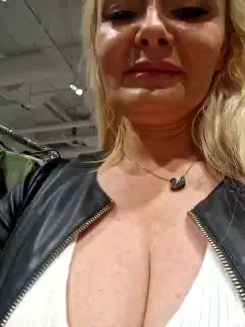 Shopping Public Private Show - AnnaVelmore 캠 모델의 동영상