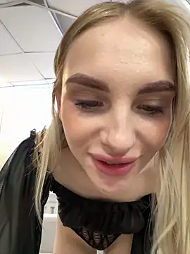 Hot Bella play with pussy and girls - video by RollingGirls cam model
