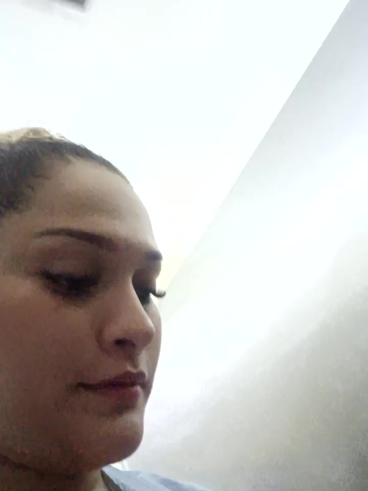 Show in the bathroom of the shopping center 🤤😈💧 - vídeo de la modelo de cam Sara_smiiith211