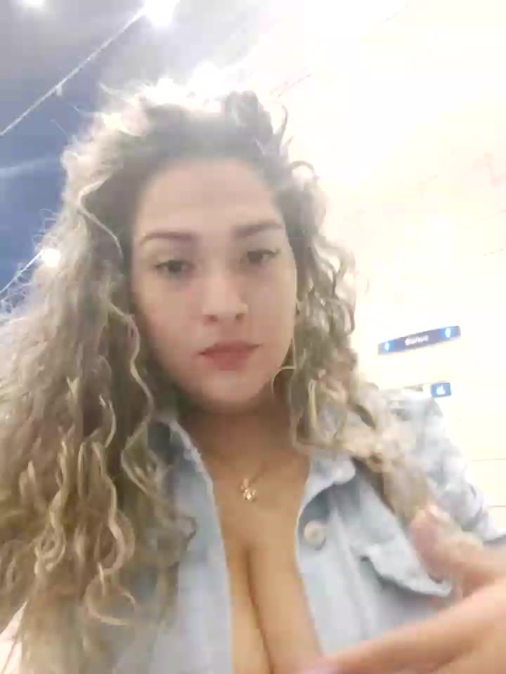 I play in the food court with my body 😈 - βίντεο μοντέλου Sara_smiiith211