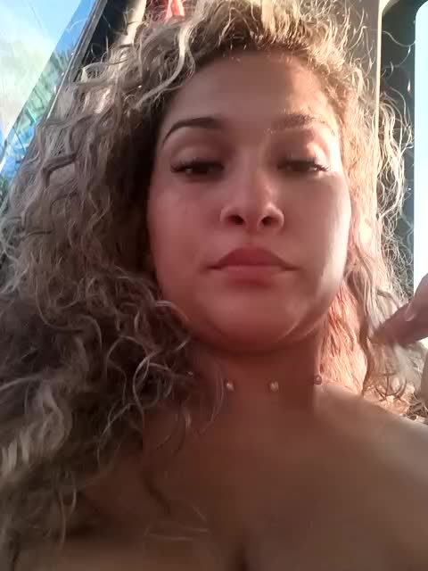 Sucking your cock on the bus 🍆💦 the driver discovered me 🥹 - vídeo de la modelo de cam Sara_smiiith211