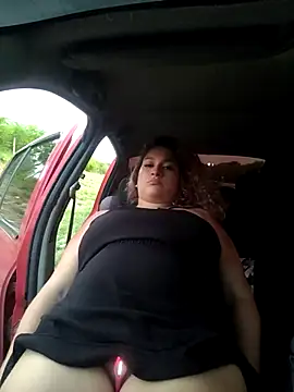 I play with my pussy while the mechanics fix my car, one of them discovers me, it was rich 😈