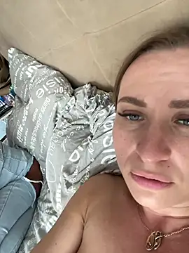 Eat pussy and play whis feet (2 girls )