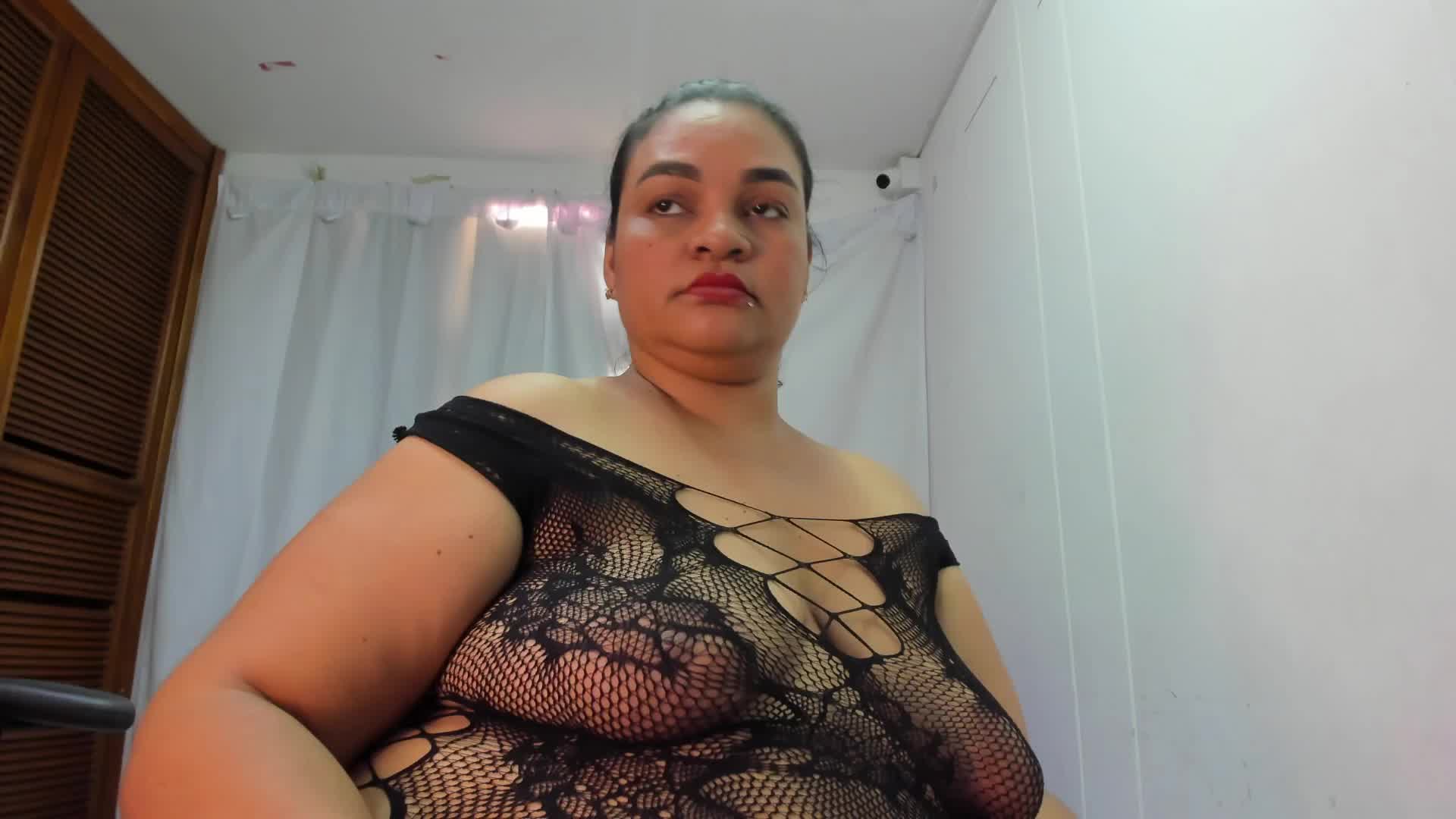 rich riding - video by chloe__32 cam model