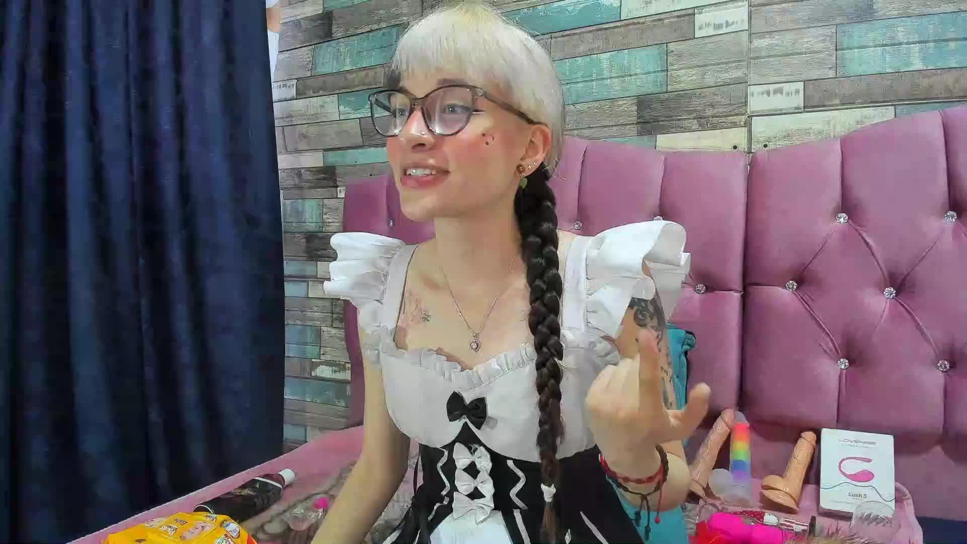 sexy dance and sexy topples - video by neeko_princes cam model