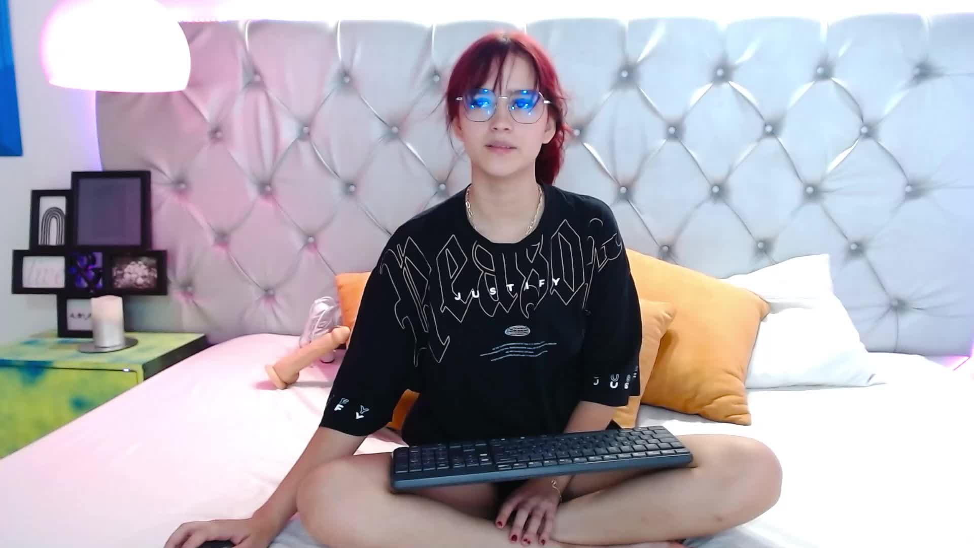 Hey i love to play in black shirt - ক্যাম মডেল MelodyMansson-এর ভিডিও