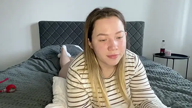 [25 Jun 11:01] Private Show - Embersweetbunny 캠 모델의 동영상