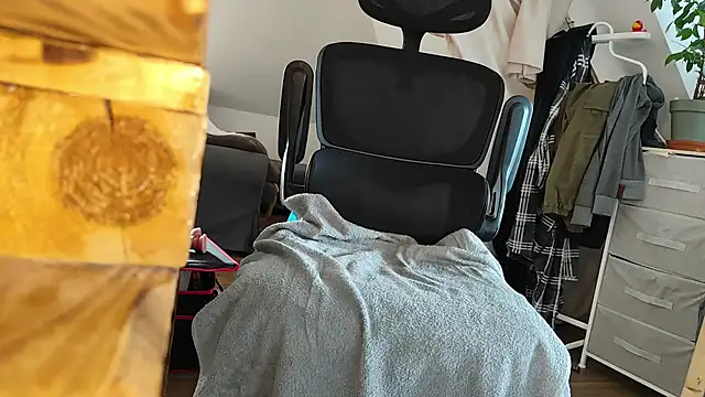 Eating Sweets off my hole - video by twinkish_90 cam model