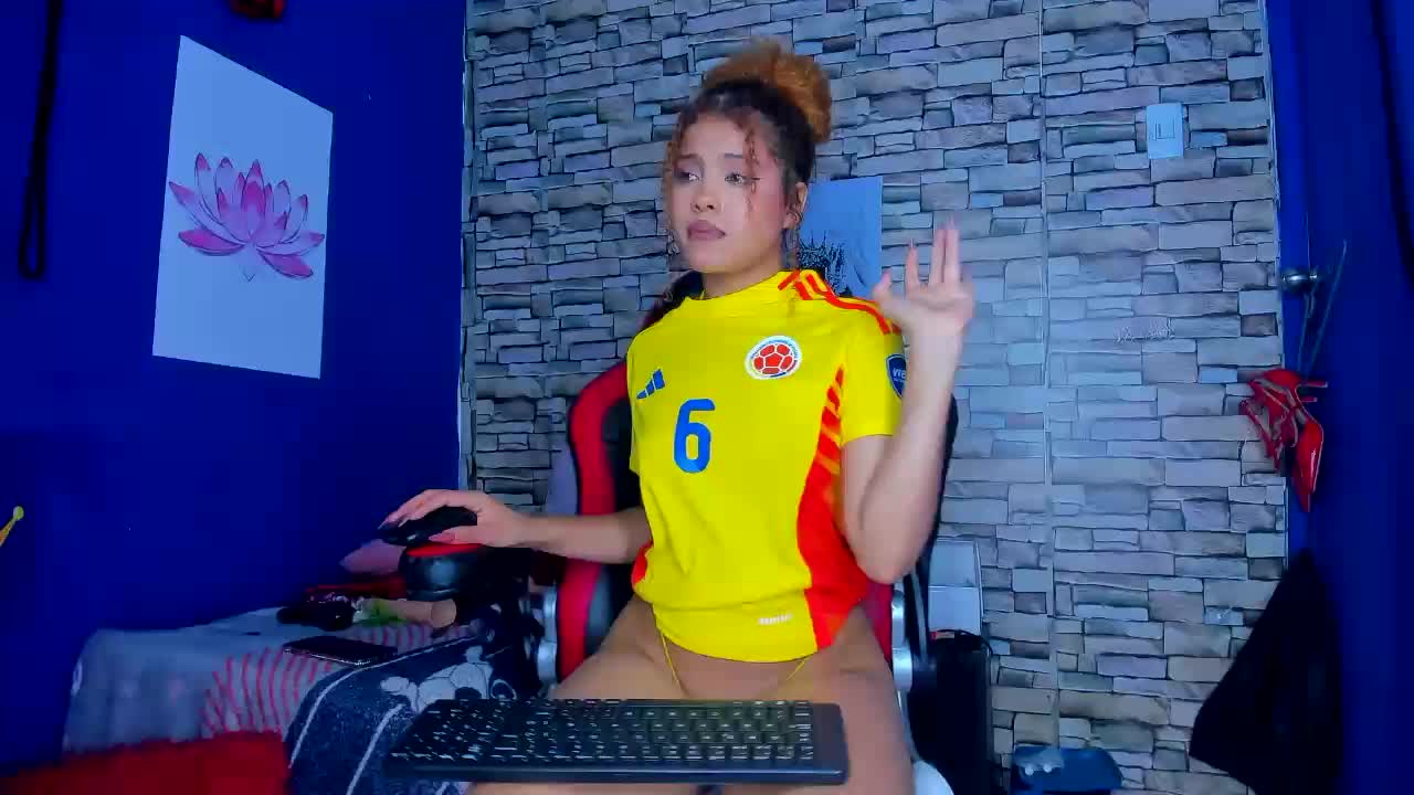 I use my dildo and masturbate standing for you - video by sofiacastillo01 cam model