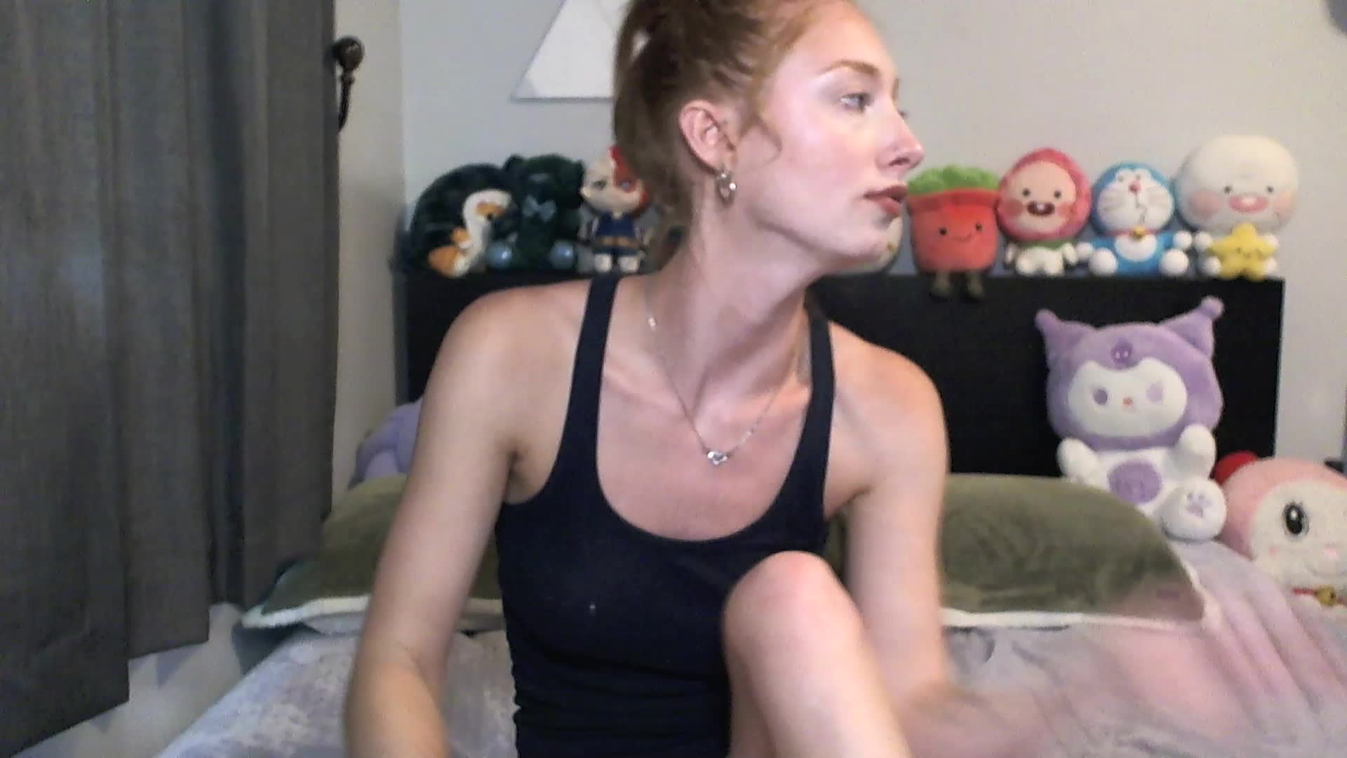 Pussy Fingering and Twerking - video by CatalinaRed cam model