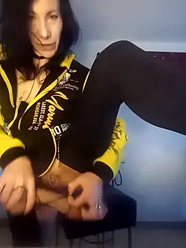 Doppia penetrazione e linguaggio molto esplicito.. - video by freyamoret cam model