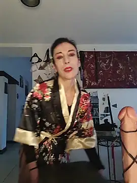 Geisha crudele ♠️🫖♥️🌺 - فيديو من freyamoret موديل الكام