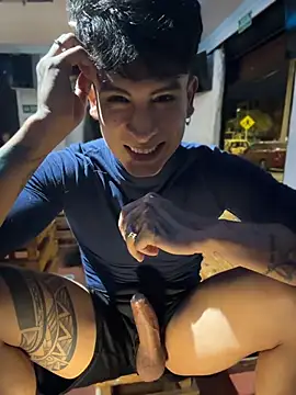 Big Squirt at the entrance of the bar 💦💦💦🤤🤤🤫🤫